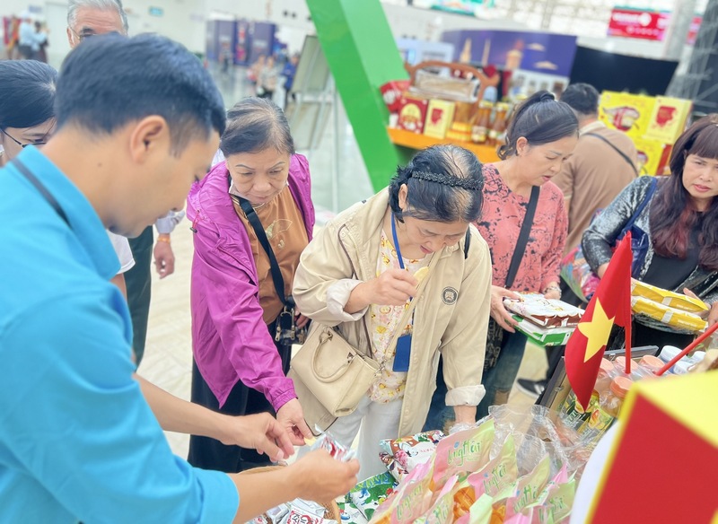 Khách tham quan, tìm hiểu các sản phẩm của Long Hải.