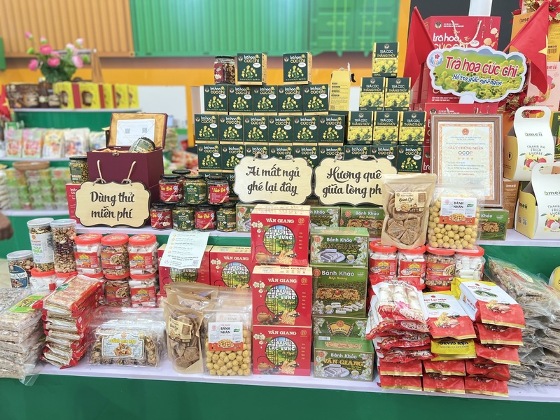 Các sản phẩm của HTX Thắng Thủy được bày bán bắt mắt
