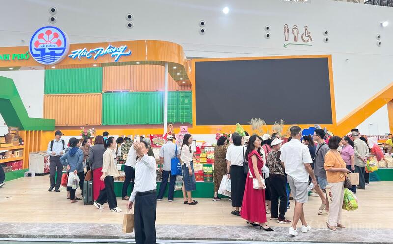 Gian trưng bày của TP. Hải Phòng thu hút đông đảo khách tham quan tại Hội chợ Mùa Thu lần thứ nhất - 2025