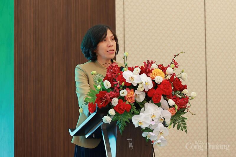 Bà Lại Việt Anh - Phó Cục trưởng Cục Thương mại điện tử và Kinh tế số phát biểu khai mạc Hội nghị. Ảnh: Quỳnh Trang.