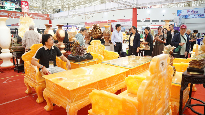 Gian hàng của nghệ nhân Tô Chinh luôn nườm nượp khách. Ảnh: Nguyễn Hương