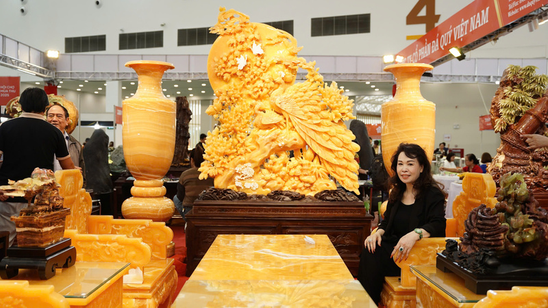 Nghệ nhân Tô Chinh bên những tác phẩm tuyệt đẹp của mình. Ảnh: Diệu Linh