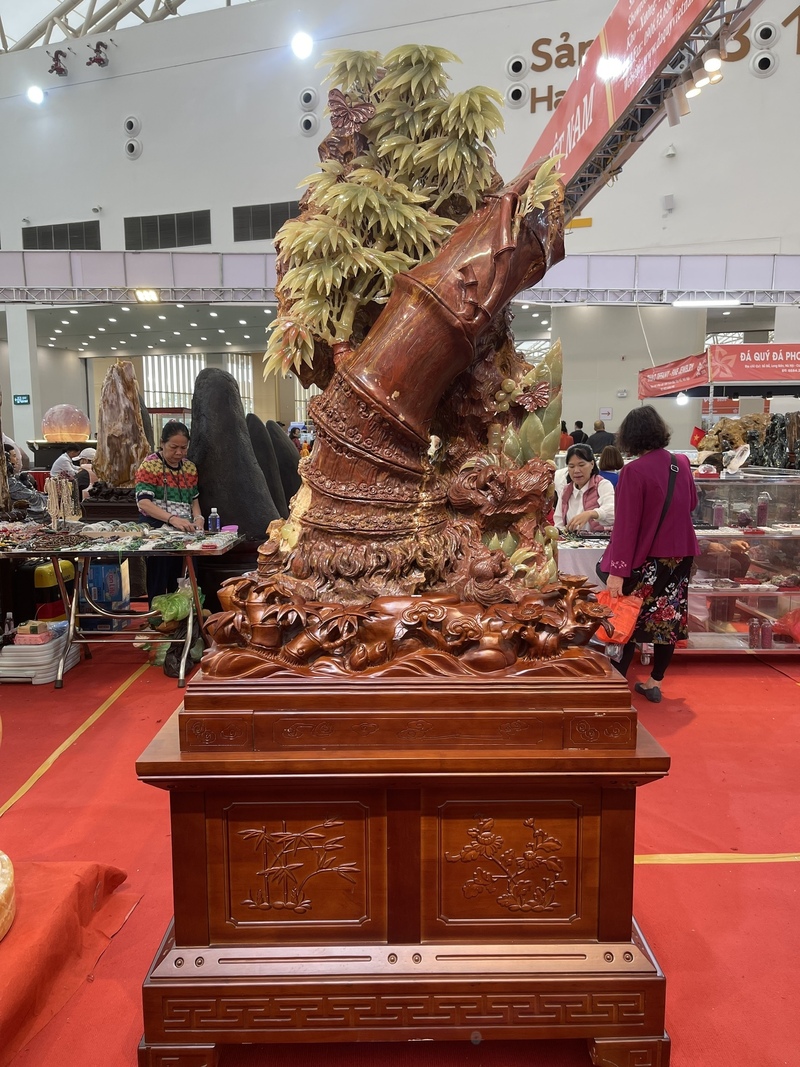 Tác phẩm cây tre Việt Nam được các nghệ nhân đá quý thổi hồn thành kiệt tác. Ảnh: Nguyễn Hương