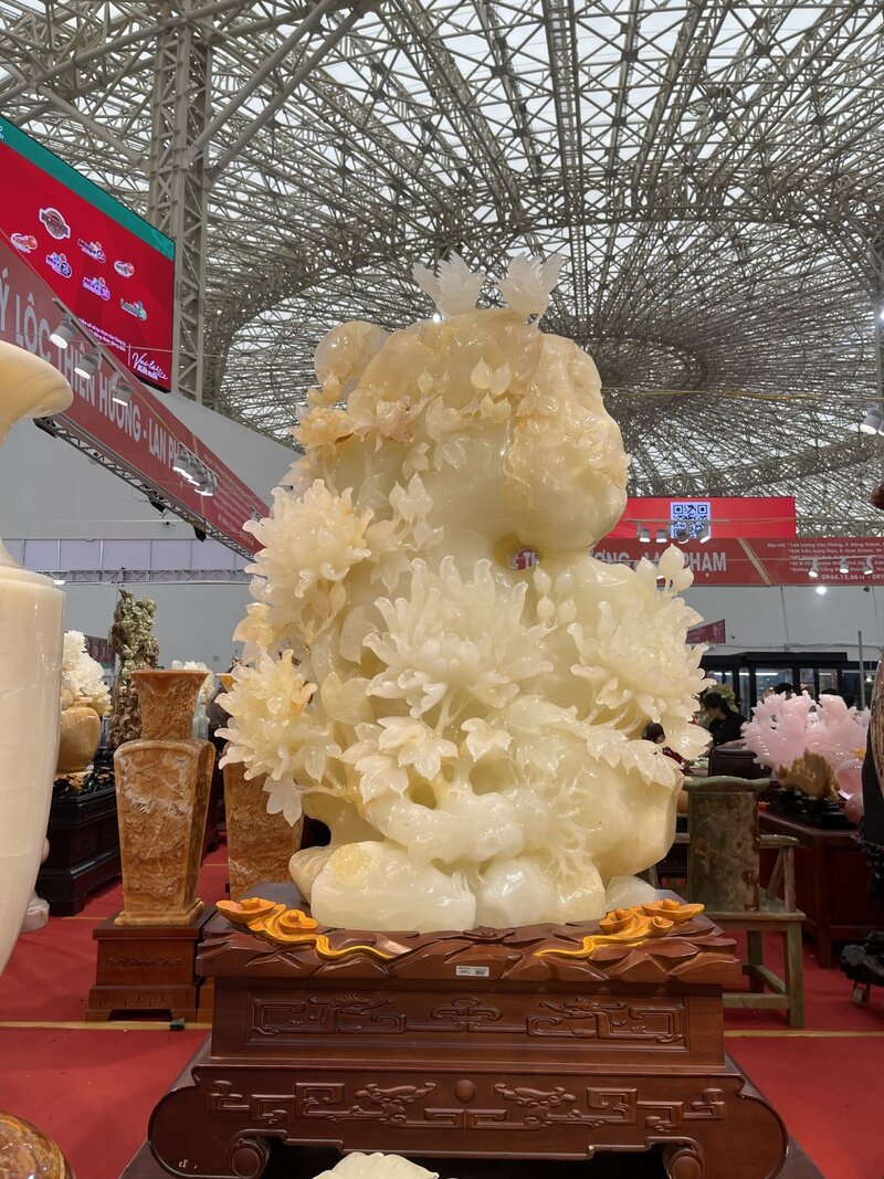 Một tác phẩm lấy ý tưởng từ hoa mẫu đơn tượng trưng cho hạnh phúc, hoàn mỹ, thịnh vượng và phú quý. Ảnh: Nguyễn Hương