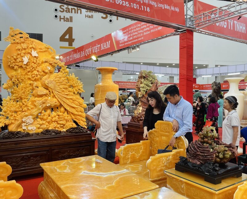 Chị Tô Chinh đang giới thiệu ý nghĩa của những tác phẩm cho khách tham quan tại Hội chợ Mùa Thu lần thứ nhất - 2025. Ảnh: Nguyễn Hương