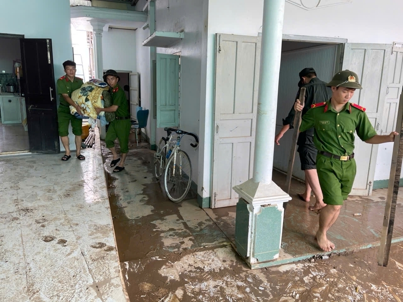 Lực lượng cứu hộ, quân sự hỗ trợ dân cư bị ảnh hưởng, di dời người và tài sản đến nơi an toàn. Ảnh: Công an cung cấp