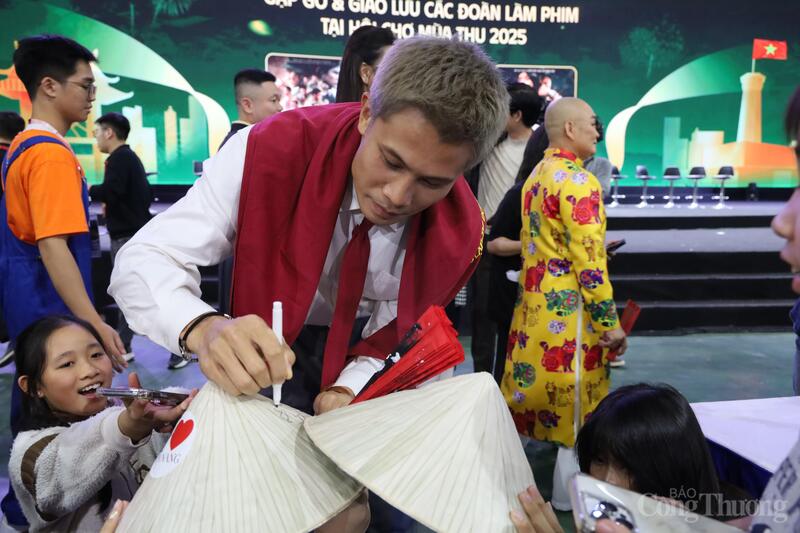 Khán giả tranh thủ xin chữ ký diễn viên phim "Mưa đỏ". Ảnh: Hoa Quỳnh.