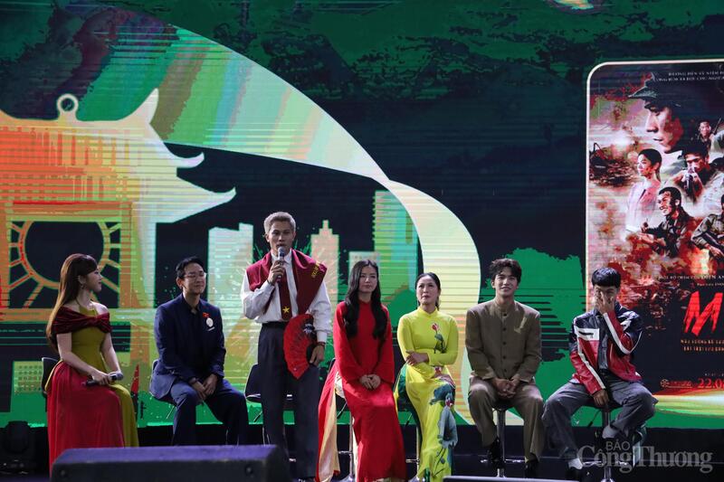 Diễn viên đoàn phim "Mưa đỏ" chia sẻ xúc động trước tình cảm của khán giả. Ảnh Hoa Quỳnh.