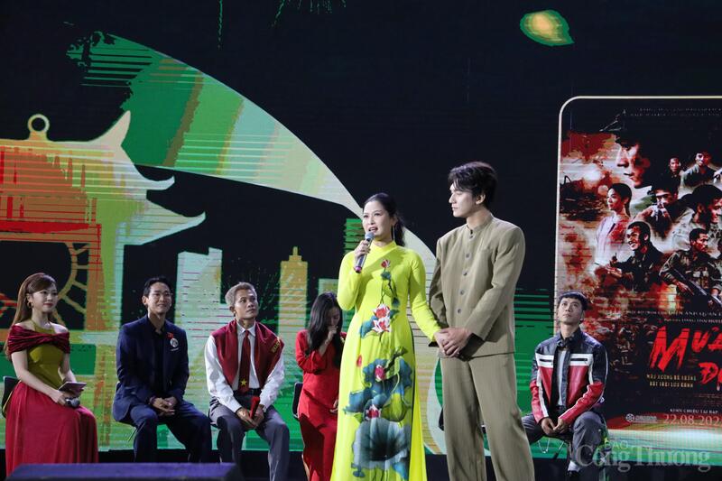 Dàn diễn viên phim 'Mưa đỏ' gây sốt tại Hội chợ Mùa Thu - 6