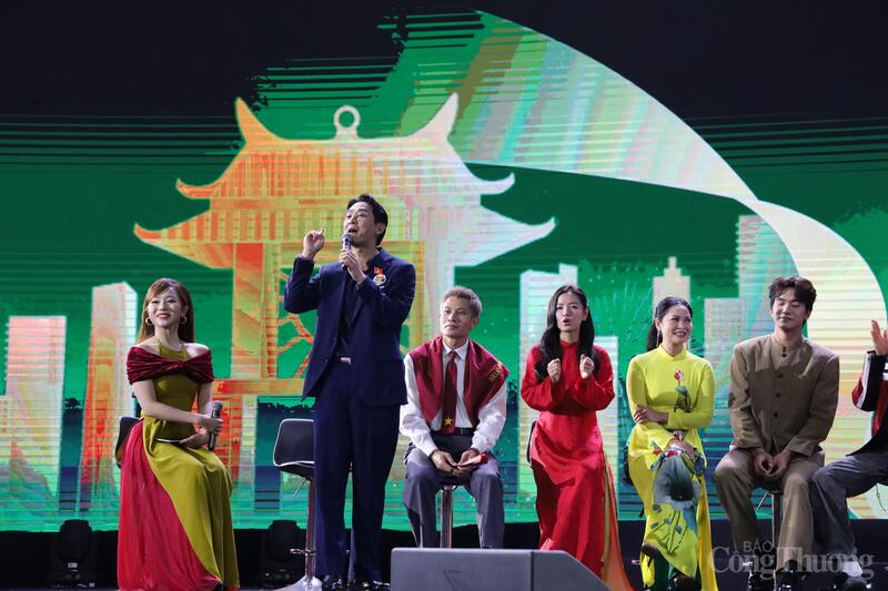 Dàn diễn viên phim 'Mưa đỏ' gây sốt tại Hội chợ Mùa Thu - 7