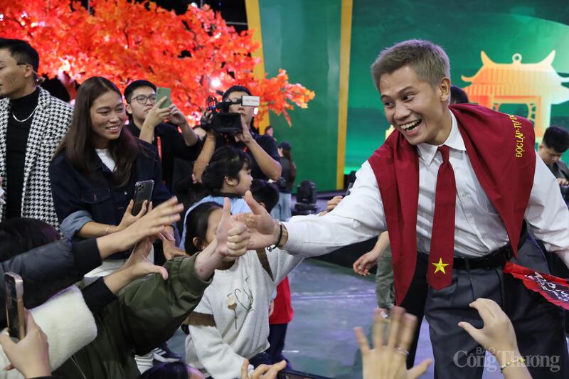 Diễn viên Phương Nam (vai Tạ) trong phim "Mưa đỏ" được khán giả yêu mến hò reo khi xuất hiện tại buổi giao lưu Ảnh: Hoa Quỳnh.