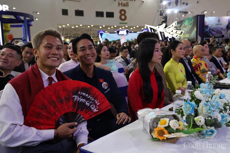 Dàn diễn viên "Mưa đỏ". Ảnh: Hoa Quỳnh.