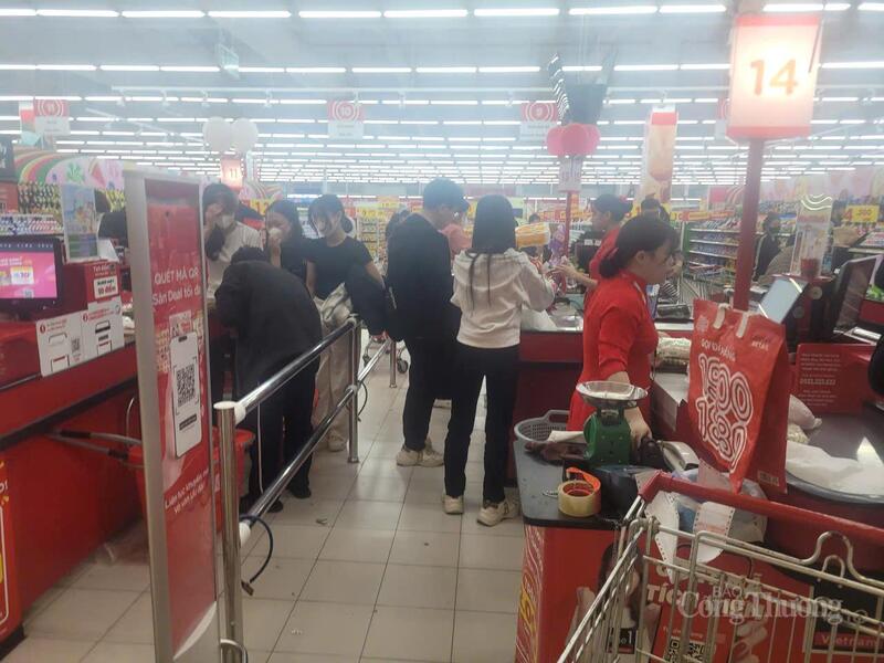 Khách nhộn nhịp mua sắm tại GO Thăng Long chiều 02/11.