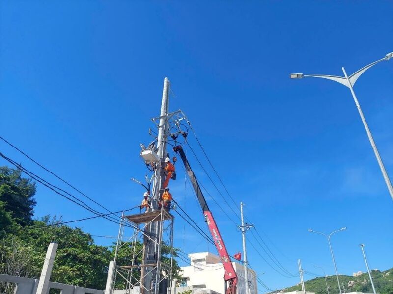 Công nhân Đội Quản lý điện Quy Nhơn kiểm tra bảo dưỡng lưới điện trên xã đảo Nhơn Châu.