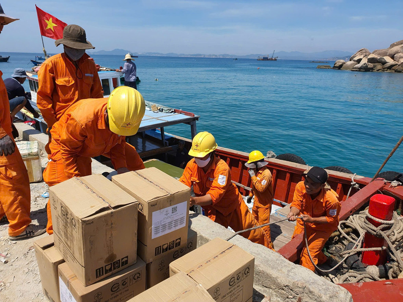 Cán bộ, công nhân Đội Quản lý điện Quy Nhơn vận chuyển vật tư, thiết bị ra xã đảo Nhơn Châu.