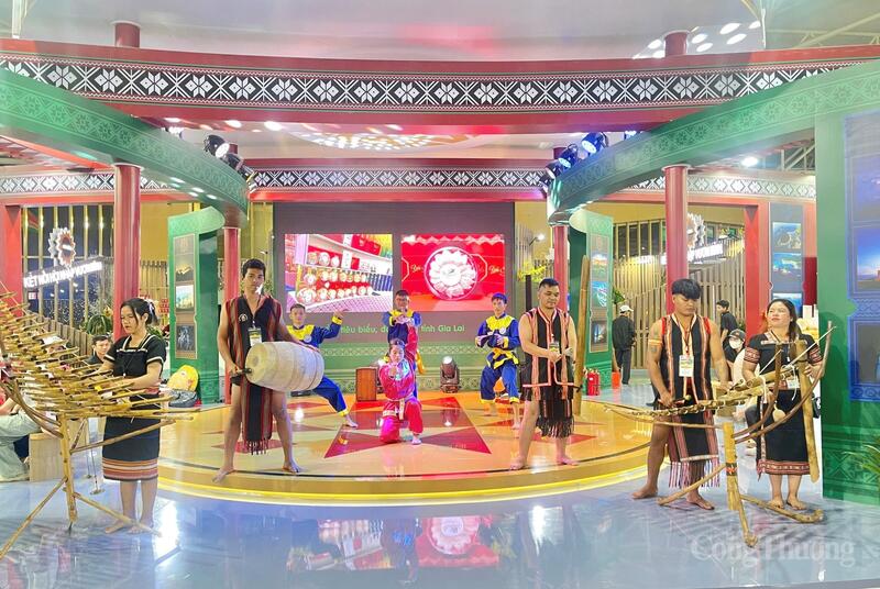 Cồng chiêng Tây Nguyên kết hợp với võ cổ truyền trở thành điểm nhấn nổi bật tại Hội chợ Mùa Thu lần thứ nhất - 2025. Ảnh: Hoàng Phát
