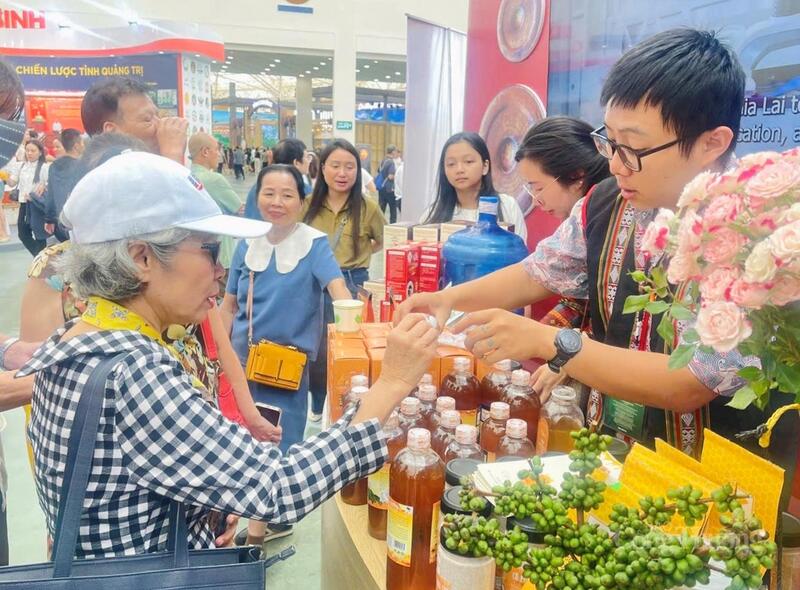 Du khách trải nghiệm các sản phẩm của tỉnh Gia Lai. Ảnh: Hoàng Phát