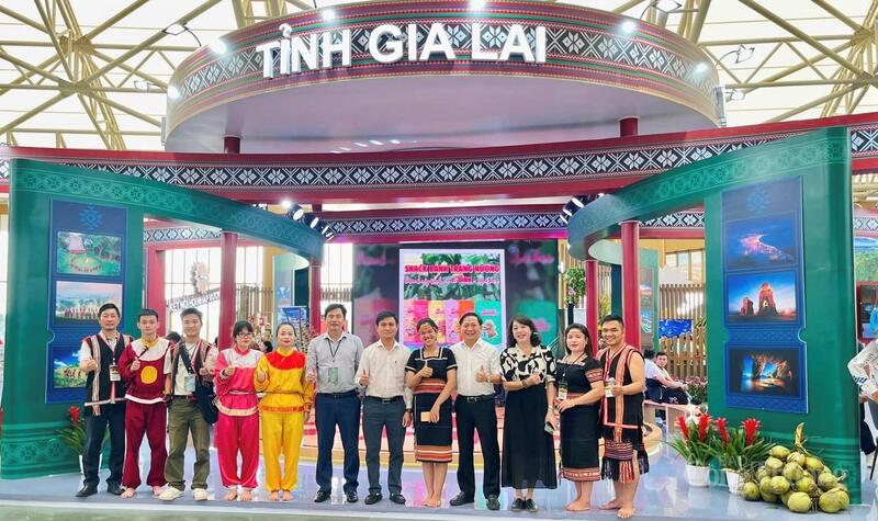 Du khách chụp hình tại không gian trưng bày của tỉnh Gia Lai. Ảnh: Hoàng Phát