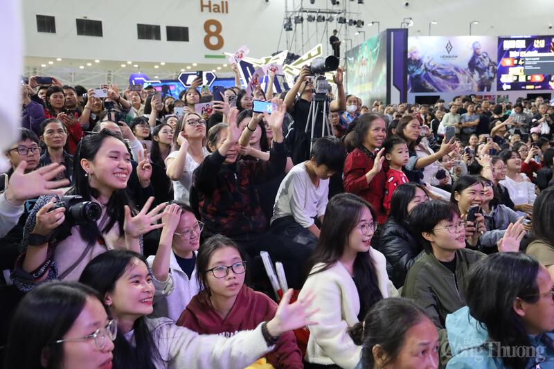 Đông đảo khán giả phấn khích về dàn diễn viên của ba đoàn phim. Ảnh: Hoa Quỳnh.