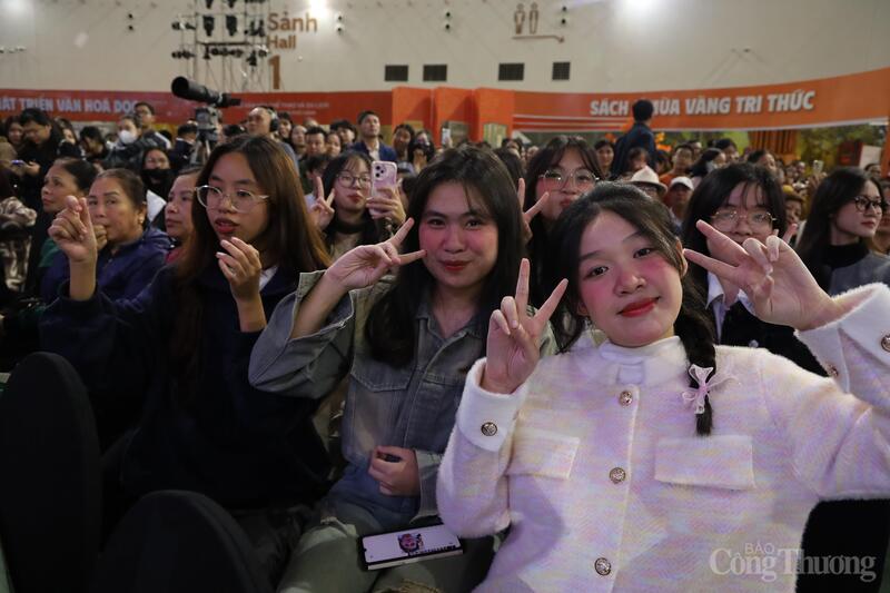 Dàn diễn viên phim 'Mưa đỏ' gây sốt tại Hội chợ Mùa Thu - 10