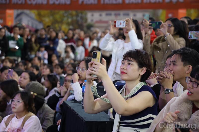 Dàn diễn viên phim 'Mưa đỏ' gây sốt tại Hội chợ Mùa Thu - 11