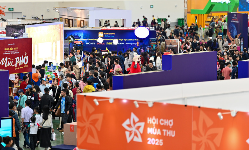 Các khu vực trải nghiệm công nghệ luôn đông nghịt người.