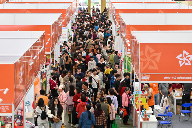 Mọi lối đi trở thành một dòng chảy người không ngừng nghỉ, với tiếng cười nói, tiếng giao dịch, mua bán.