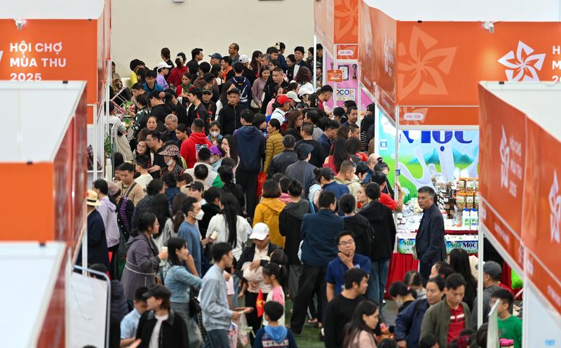 Ông Hoàng Minh một khách hàng đến từ phường Thanh Xuân, thành phố Hà Nội chia sẻ, tôi phải đi từ 7 giờ sáng mới mong tìm được chỗ đậu xe. Nhưng khi vào đến nơi, tôi thực sự choáng ngợp. Cảm giác như cả thành phố đang cùng nhau đi hội chợ. Chứng tỏ hàng Việt, đặc biệt là đặc sản vùng miền, đang có sức hút quá lớn!