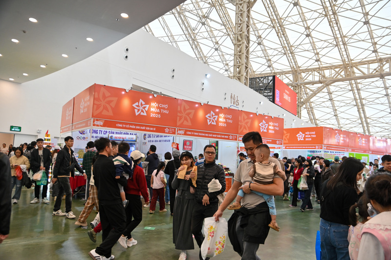 Biển người đổ về Hội chợ Mùa Thu săn hàng Việt - 12