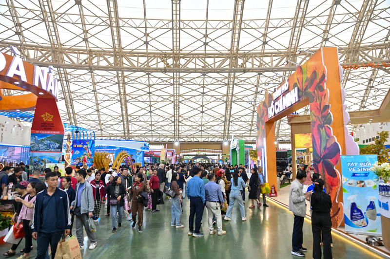 Với quy mô lớn nhất từ trước đến nay, các khu vực gian hàng tại Hội chợ Mùa Thu nhanh chóng chật kín.