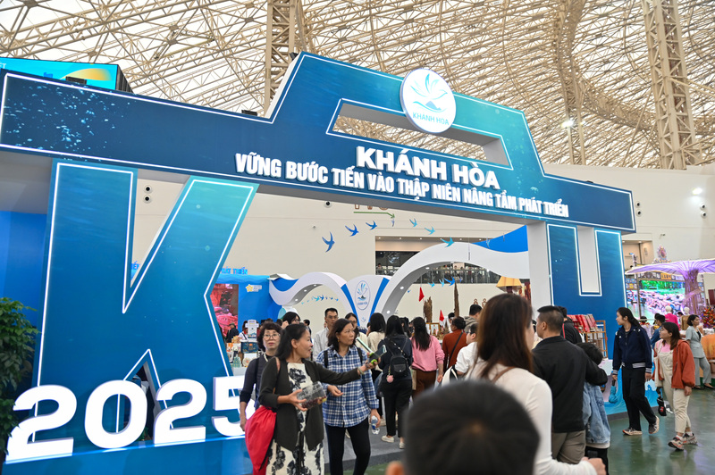 Các gian hàng của các tỉnh phía Nam thu hút rất đông người đến thăm quan.