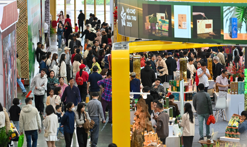 Biển người đổ về Hội chợ Mùa Thu săn hàng Việt - 8