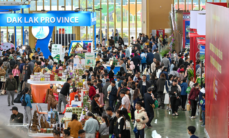 Nhiều sản phẩm là đặc sản của đồng bào Tây Nguyên được giới thiệu đến đông đảo người dân.