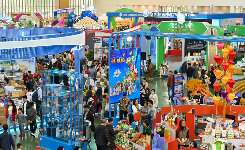 Biển người đổ về Hội chợ Mùa Thu săn hàng Việt - 10