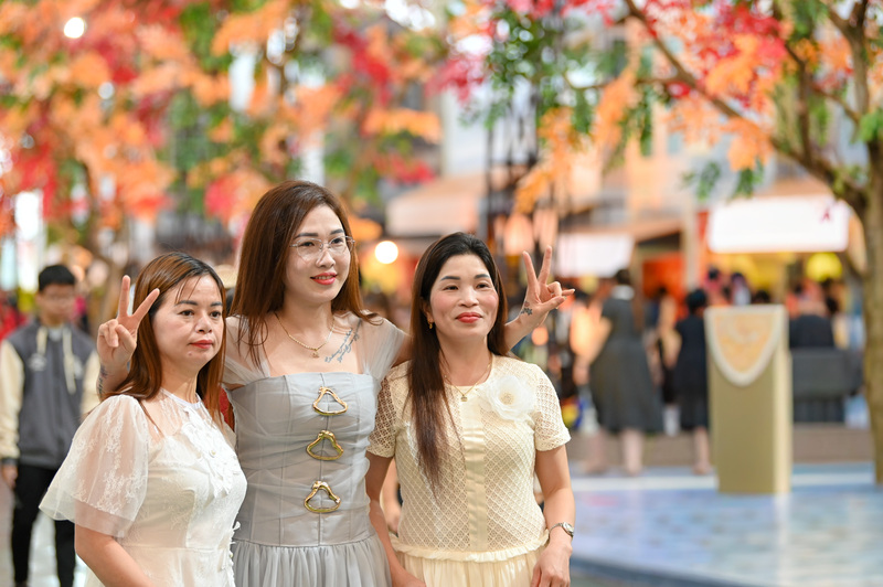 Các gia đình check-in tại "Con đường mùa thu".