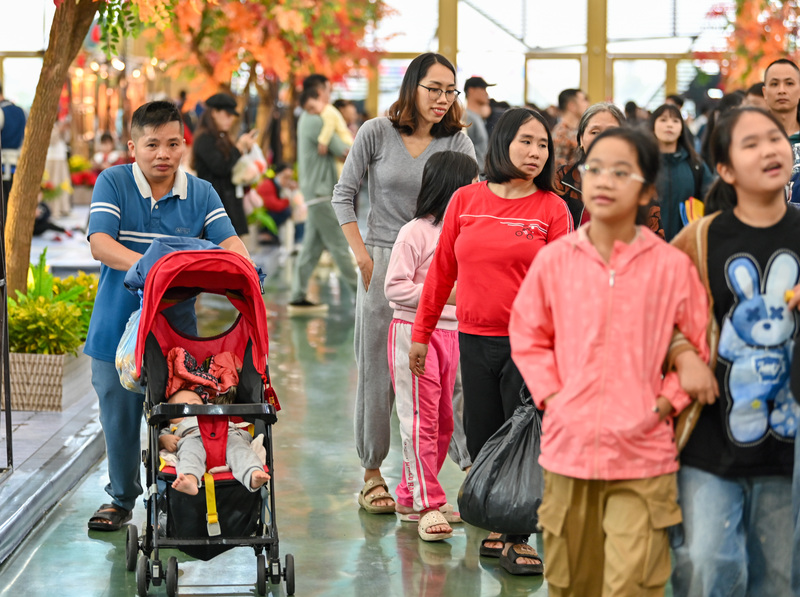 Dù thời tiết mưa khá to, nhưng nhiều gia đình đã lựa chọn Hội chợ Mùa thu là điểm đếm cuối tuần cho người thân trong gia đình.