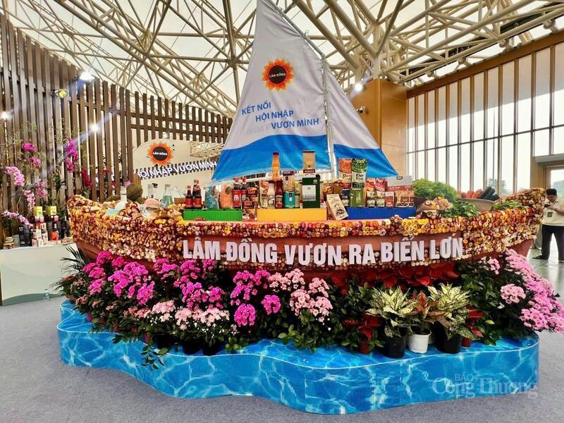 Không gian trưng bày ấn tượng của tỉnh Lâm Đồng tại Hội chợ Mùa Thu lần thứ nhất - 2025.