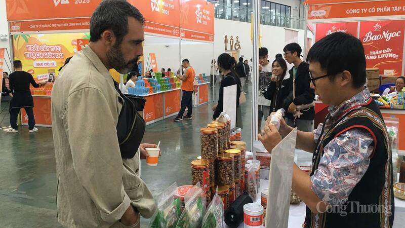 Du khách nước ngoài ấn tượng khi trải nghiệm sản phẩm nông sản của tỉnh Gia Lai.