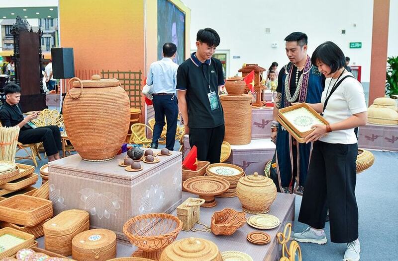 Du khách tìm hiểu các sản phẩm làng nghề trong khu trưng bày “Tinh hoa Thu Hà Nội” tại Hội chợ Mùa Thu lần thứ nhất 2025.