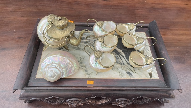 Một tác phẩm bộ ấm chén uống trà chế tác từ ốc xà cừ. Ảnh: Nguyễn Hương