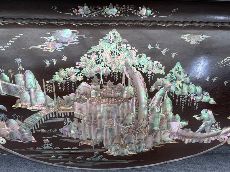 Cận cảnh tác phẩm khảm ốc xà cừ được kết nối từ hàng nghìn mảnh ốc đã được các nghệ nhân chế tác. Ảnh: Nguyễn Hương