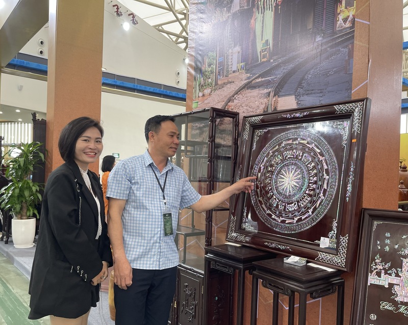 Anh Dương Văn Sinh tự hào chia sẻ những tác phẩm được chế tác cầu kỳ từ ốc xà cừ. Ảnh: Nguyễn Hương