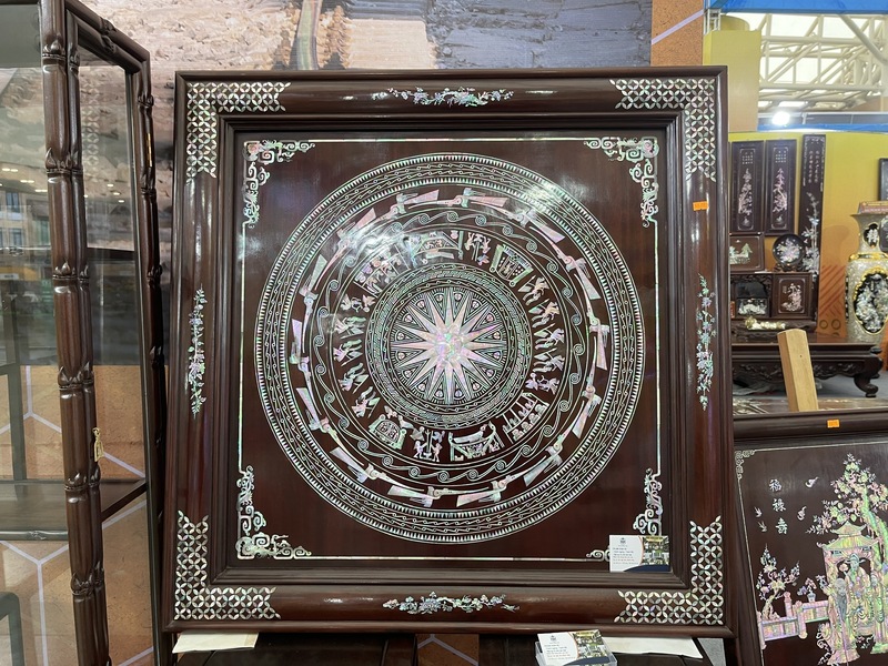 Tác phẩm Trống Đồng được chế tác từ ốc xà cừ. Ảnh: Nguyễn Hương