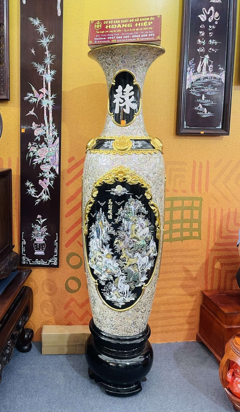 Chiếc lục bình khảm nổi 3D bằng bào ngư đỏ cũng khiến nhiều khách dừng chân trầm trồ. Ảnh: Nguyễn Hương