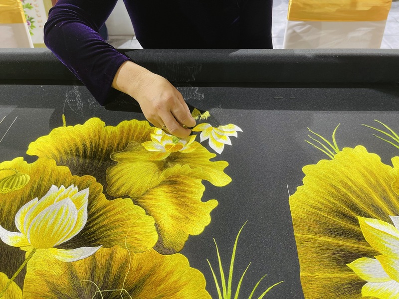 Từng đường kim, mũi chỉ được nghệ nhân Lê Thị Xuân chăm chút. Ảnh: Nguyễn Hương