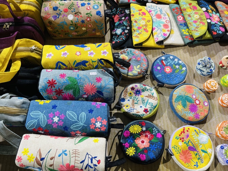 Sản phẩm túi, ví được thêu thủ công hoàn toàn bằng tay. Ảnh: Nguyễn Hương