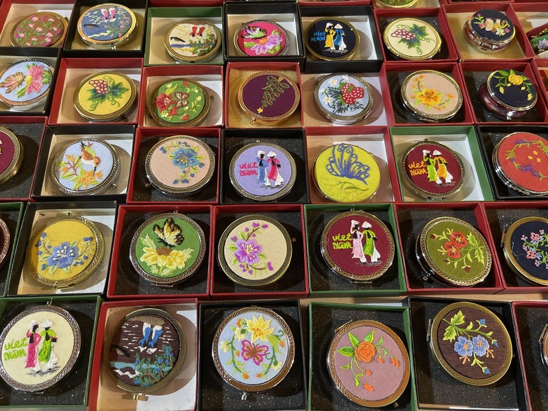 Những chiếc gương nhỏ xinh cũng được nghệ nhân Lê Thị Xuân thổi hồn vào nhờ nghệ thuật thêu tay truyền thống. Ảnh: Nguyễn Hương