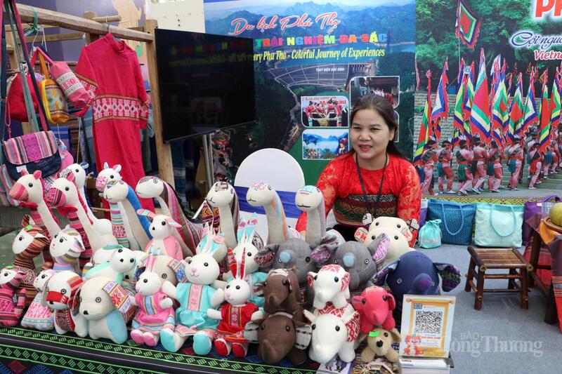 Gian hàng của Hợp tác xã Dệt thổ cẩm và Dịch vụ du lịch Chiềng Châu tại Hội chợ Mùa Thu lần thứ nhất - 2025. Ảnh: Phong Lâm.