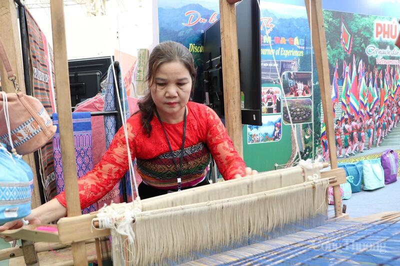 Chị Hà Thị Toán vừa làm vừa giới thiệu về các quy trình tạo nên một sản phẩm thổ cẩm. Ảnh: Phong Lâm.