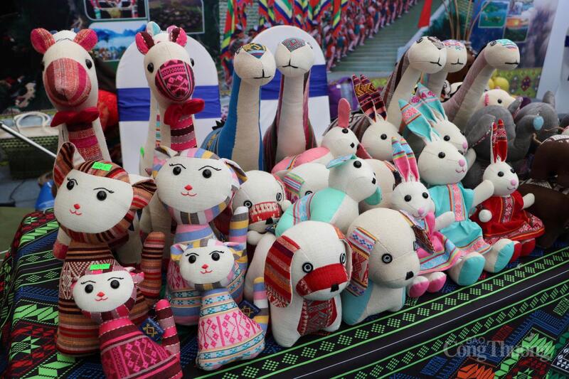 Các sản phẩm của Hợp tác xã Dệt thổ cẩm và Du lịch Chiềng Châu với tạo hình con vật được bày bán tại Hội chợ Mùa Thu lần thứ nhất - 2025.